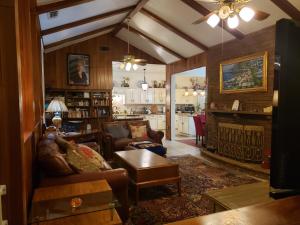 Χώρος καθιστικού στο On Hillcrest near LBJ Freeway