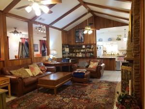 Χώρος καθιστικού στο On Hillcrest near LBJ Freeway