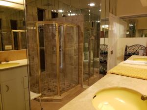 Ένα μπάνιο στο On Hillcrest near LBJ Freeway +37 φωτογραφίες