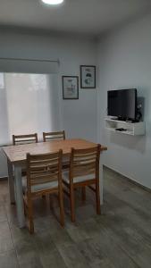 Телевизор и/или развлекательный центр в El Estudio Céntrico con cochera