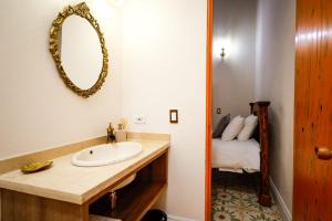 a bathroom with a sink and a mirror and a bed at La Casa de Isa in Cali +89 photos