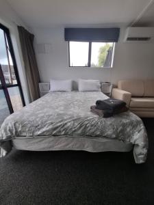 una camera da letto con un letto grande con una finestra di Shambala a Te Kauwhata