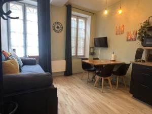 Μια τηλεόραση ή/και κέντρο ψυχαγωγίας στο Appartement proche Cathédrale