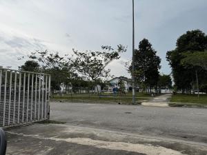 una calle vacía con una valla a un lado de la carretera en QQ UniStay, en Pagoh