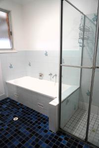 Denman Stay - Worker Friendly & Great Value في Denman: حمام مع حوض استحمام ودش زجاجي