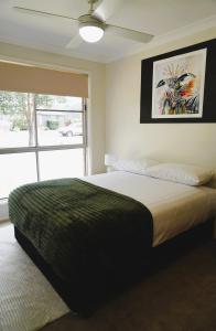 Denman Stay - Worker Friendly & Great Value في Denman: غرفة نوم بسرير كبير ونافذة