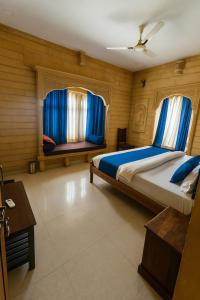 Postel nebo postele na pokoji v ubytování Jaisalmer Grand Palace