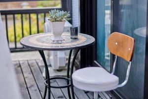 a small table with a plant and two chairs on a balcony at フルハウス in Fujikawaguchiko