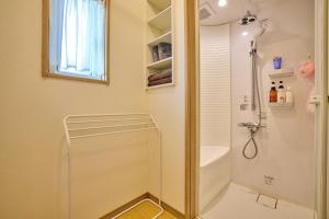 富士河口湖フルハウス的带淋浴、马桶和水槽的浴室 更多46张照片