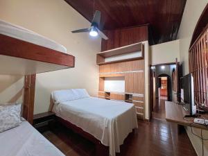 En eller flere senge i et værelse på Conforto e praia a poucos passos