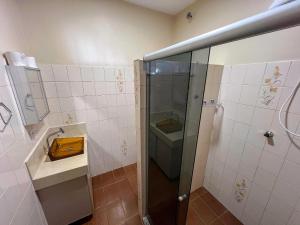 Et badeværelse på Conforto e praia a poucos passos