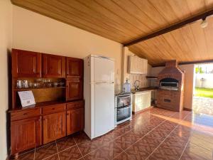 Køkken eller tekøkken på Conforto e praia a poucos passos + 6 billeder