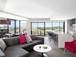 una sala de estar con un sofá y una mesa en Mantra Southbank, en Melbourne