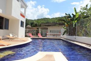 a swimming pool in the backyard of a house at Casa moderna con piscina privada, Jacuzzi, Melgar Tolima in Melgar