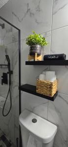 Ένα μπάνιο στο The Yellow Spot Apartments +44 φωτογραφίες