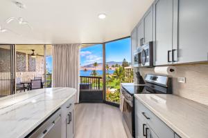 Η κουζίνα ή μικρή κουζίνα στο Elegant Oceanfront with Pool & Hot Tub in Maui Sunset