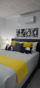 Ένα ή περισσότερα κρεβάτια σε δωμάτιο στο The Yellow Spot Apartments