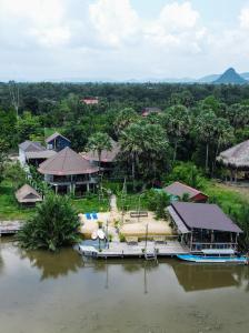 eine Luftansicht eines Resorts auf dem Fluss in der Unterkunft Funky Moon Kampot in Kampot