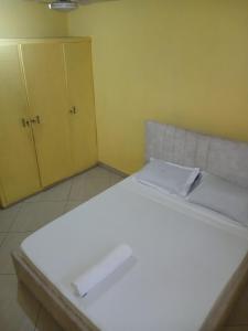 Ένα ή περισσότερα κρεβάτια σε δωμάτιο στο VITU FINE Homes 1