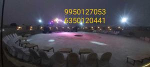 SPOT ON Dream Land Desert Camp في جيلسامر: حلبة تزلج كبيرة مزودة بكراسي وأضواء ليلاً +16 صورة