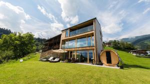 una casa in cima a una collina erbosa di Das Wiesegg a Fügenberg