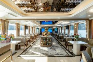 een restauratiewagen van een trein met tafels en stoelen bij Roza Luxury Cat Ba - Cave hotel, Swimming Pool & Rooftop in Cat Ba