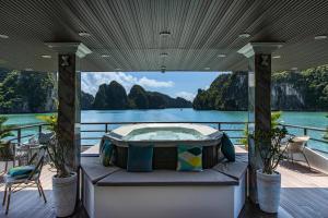 een hot tub op het dek van een boot bij Roza Luxury Cat Ba - Cave hotel, Swimming Pool & Rooftop in Cat Ba
