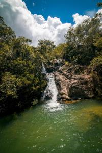 YaguaráEscapada en Domo con Paisajes Increíbles的河中瀑布