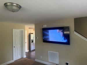 Μια τηλεόραση ή/και κέντρο ψυχαγωγίας στο The Red Nest at High Rock Lake