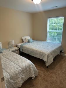 Ένα ή περισσότερα κρεβάτια σε δωμάτιο στο The Red Nest at High Rock Lake