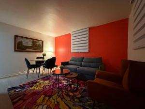 Et opholdsområde på Lovely Vacation Home 2BR in MTL!