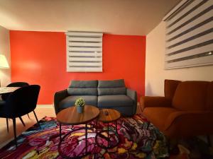 Et opholdsområde på Lovely Vacation Home 2BR in MTL! + 16 billeder