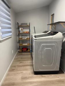 - une cuisine avec lave-linge et sèche-linge dans la chambre dans l'établissement Rise & Shine, à Richmond