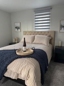 un lit avec une bouteille de vin et des verres dessus dans l'établissement Rise & Shine, à Richmond