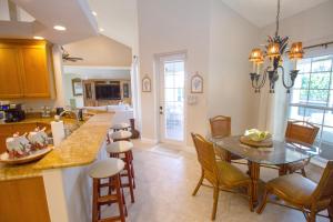 Η κουζίνα ή μικρή κουζίνα στο Villa Piloto, Spacious 3BR Heated Pool