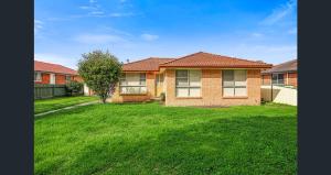 Denman Stay - Worker Friendly & Great Value في Denman: منزل من الطوب مع حديقة خضراء أمامه