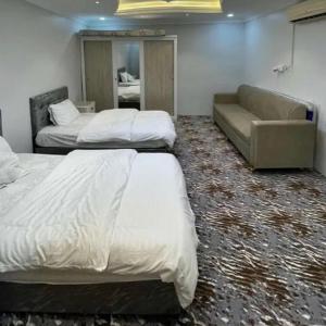 ein Hotelzimmer mit zwei Betten und einer Couch in der Unterkunft VIP Villa in Quai + 2 Fotos