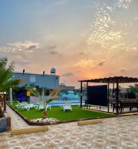 eine Terrasse mit Pavillon in der Unterkunft VIP Villa in Quai