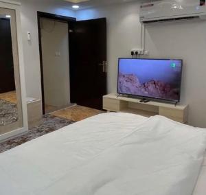 ein Schlafzimmer mit Bett und Flachbildfernseher in der Unterkunft VIP Villa in Quai