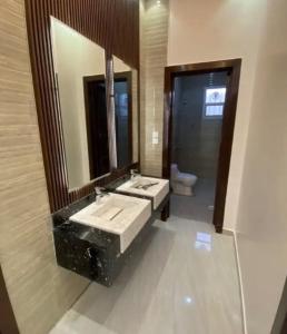 ein Badezimmer mit zwei Waschbecken und einem großen Spiegel in der Unterkunft VIP Villa in Quai