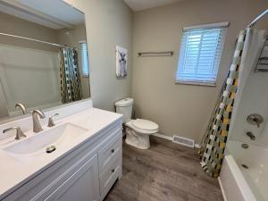 Ένα μπάνιο στο 3BR Retreat near BrewDog, games, and lots of space +14 φωτογραφίες