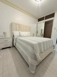 Ένα ή περισσότερα κρεβάτια σε δωμάτιο στο Spacious 3BR Apartment with AC