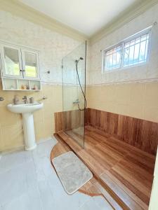 Ένα μπάνιο στο Spacious 3BR Apartment with AC