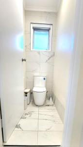 Ένα μπάνιο στο 4BR Home in Fullarton +9 φωτογραφίες