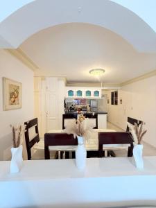 Χώρος καθιστικού στο Spacious 3BR Apartment with AC +16 φωτογραφίες