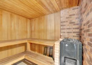 BlakesleeSki Chalet I EV Charger Sauna I Hot Tub I Movie Room & Firepit I PET Friendly的带砖墙和炉子的桑拿房