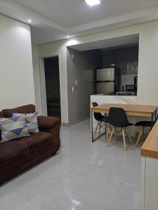 a living room with a couch and a table at Apartamento 2 quartos Ótima Localização in Uberlândia