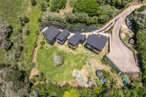 eine Luftansicht eines Hauses mit Sonnenkollektoren in der Unterkunft Hidden Valley Waiheke in Palm Beach + 21 Fotos