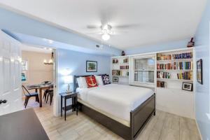 ein Schlafzimmer mit Bett, Schreibtisch und Bücherregalen in der Unterkunft CM4005: 4005 Cameron Blvd. in Isle of Palms + 53 Fotos
