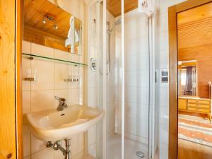 un bagno con lavandino e doccia di Chalet in Jochberg near Thurn Pass Skiing a Jochberg Altre 30 foto
